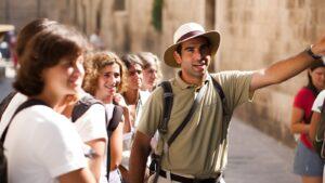 הכביש האדריאטי בדלמטיה, קרואטיה, נצמד לקו החוף מעל הים הכחול