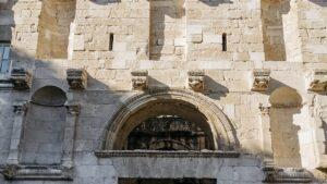 חומות ארמון דיוקלטיאנוס בספליט, קרואטיה, שבהן משובץ שער הכסף המזרחי